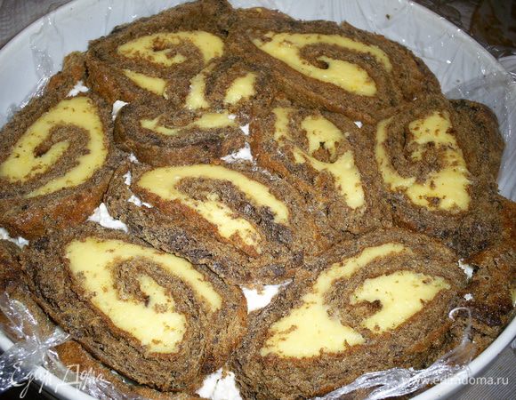 Накрываем сверху оставшимися кусочками рулета и отправляем на ночь в холодильник застывать.