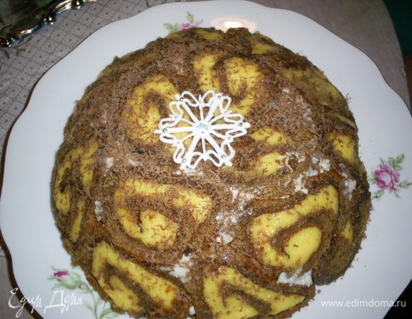 На следующее утро переворачиваем торт на блюдо и украшаем как душе угодно. Но рисунок торта получается настолько оригинальным, что прятать его мне не захотелось. Ограничилась айсинговой снежинкой и немного присыпала натертым шоколадом.
Теперь можно угощать, поражать наповал и удивлять гостей! Приятного аппетита!