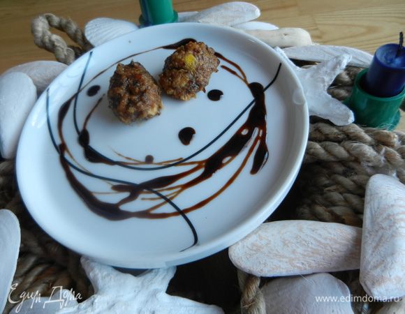 Все сушеные фрукты, грецкий орех, лимон и мед соеденить. 