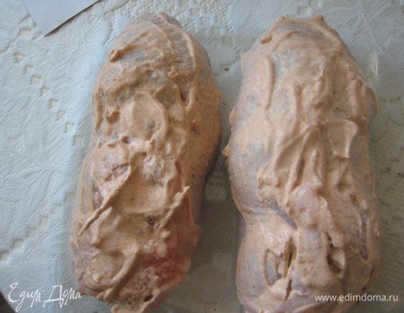 Скрепить шкурку зубочистками, смазать соусом.