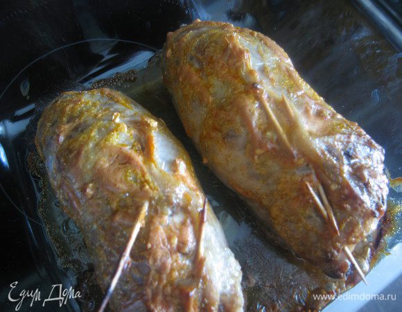 Запекать в разогретой до 190 г 20-25 минут. Как только окорочка зарумянились, накрыть фольгой и запекать еще 15-20 минут.