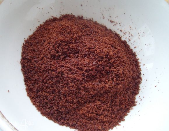 Измельчить бисквит в крошку (у меня были остатки бисквита http://www.edimdoma.ru/retsepty/50313-pirozhnoe-cherno-beloe-naslazhdenie).