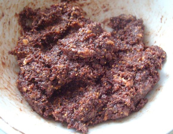 Смешать шоколад, инжирное пюре и бисквит, предварительно отложить 3-4 ст.л. бисквита для обсыпки.