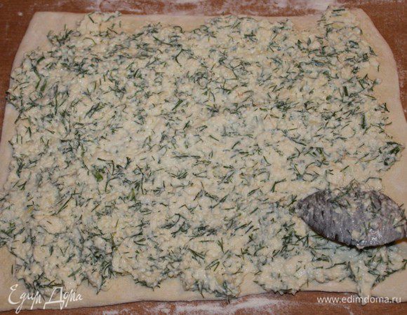 тесто слегка раскатать и смазать начинкой ровным слоем.