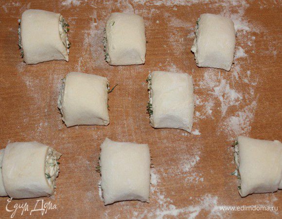 Разрезать рулет на куски шириной 4-5 см. Из двух пластов теста у меня получилось 16 рулетиков.