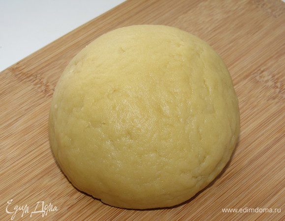 Замесить эластичное однородное тесто.  Закрыть пленкой и убрать в холодильник на 1 час.