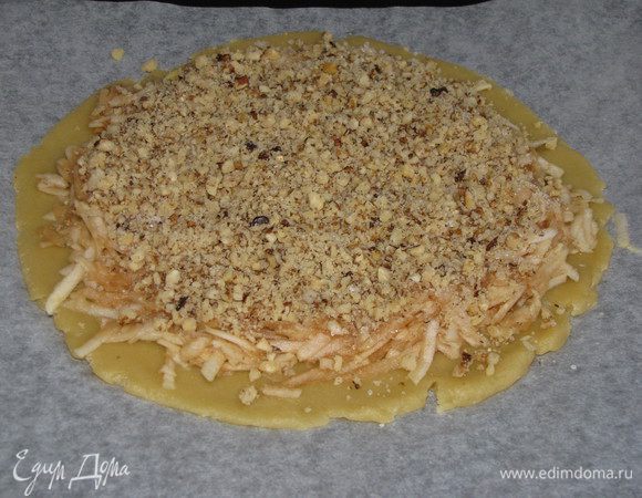 Яблоки посыпать сахаром и тремя ложками измельченных орехов.