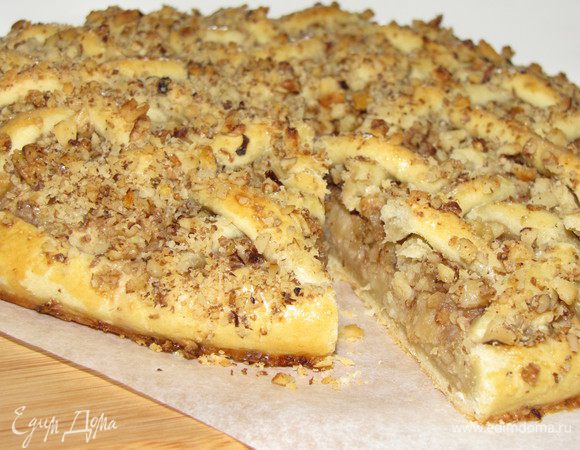 Поставить в разогретую до 180 гр. духовку до зарумянивания, примерно на 30 минут. Пирог готов. Приятного аппетита!