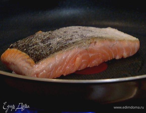 Семгу посолить, поперчить, выложить на сковороду кожей вниз и обжаривать, чтобы кожа стала золотистой, затем перевернуть и обжаривать до полуготовности. Переложить рыбу на тарелку.