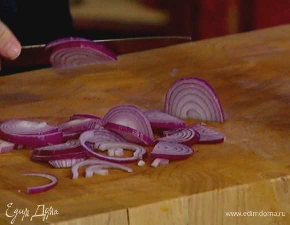 Лук почистить и нарезать тонкими полукольцами.