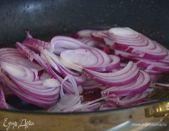 В сковороде, где жарилась рыба, разогреть оставшееся оливковое масло и обжарить лук.