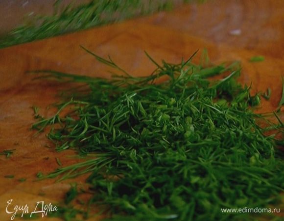 Укроп мелко порубить.