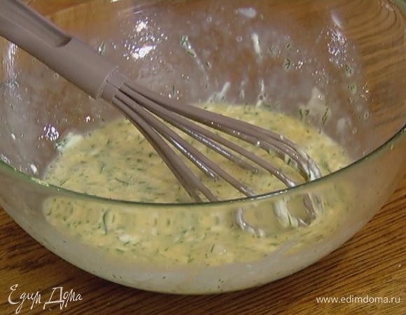 Яйца разбить в большую миску, добавить сливочный сыр и укроп и венчиком перемешать все в однородную массу.