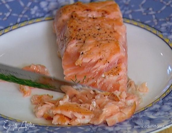 Рыбу разобрать на маленькие кусочки, добавить в яичную массу и еще раз перемешать.