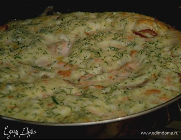 Влить рыбно-яичную массу в сковороду с луком, дать схватиться с краев и отправить в разогретую духовку на 3–5 минут.