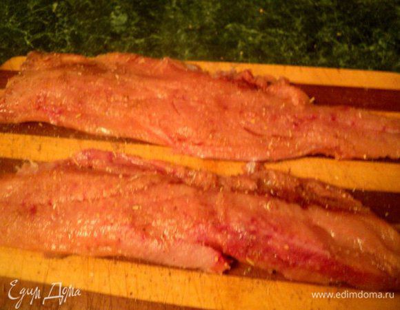 Лосось разделать на филе, снять кожу. Посолить, поперчить по вкусу, посыпать специями для рыбы и сбрызнуть соком лимона.