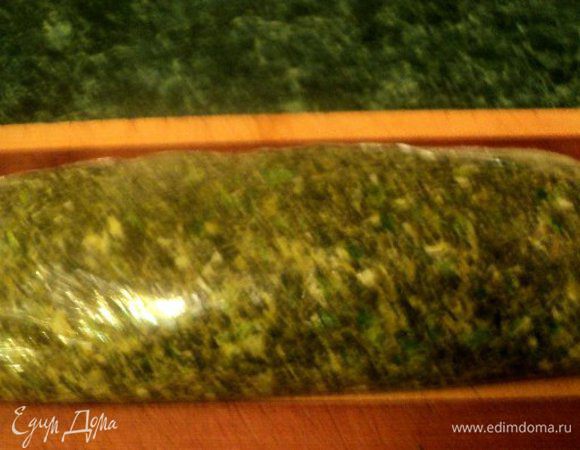 Приподнять край пищевой пленки со слоем шпинатной массы и накрыть лосося сверху. Замотать лосося в пищевую пленку и положить в морозилку на 15-20 мин.