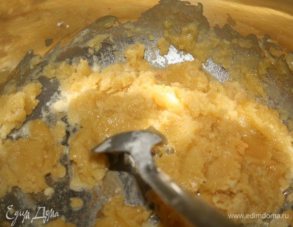 Растопить оставшееся масло в кастрюле с высокими стенками и добавить муку. Обжарить, помешивая пару минут.