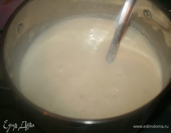 Молоко (сливки) хорошенько нагреть и понемногу влить  в кастрюльку с мукой, продолжая помешивать, пока масса не загустеет.