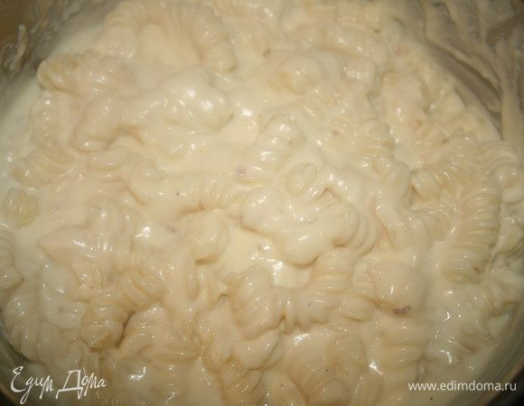 Добавить в сырный соус отварные макароны, перемешать.