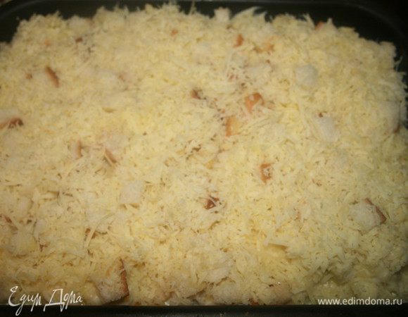 Смазать маслом форму для запекания - одну большую или несколько маленьких форм. Выложить макароны в форму, сверху распределить хлебные кубики и пармезан.Запекать в разогретой до 190 гр. духовке 20 мин.