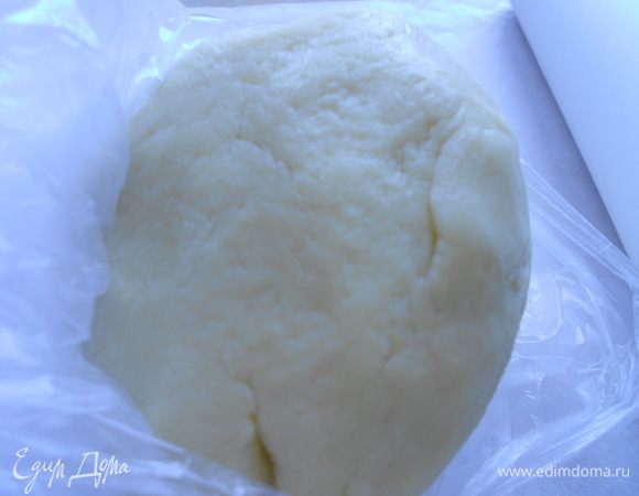 Маргарин натереть на терке, добавить муку, соль, и перетереть все в крошку. Добавить яйцо, сахарную пудру и замесить мягкое тесто. Если яйцо крупное, может понадобиться дополнительная ложка (или две) муки. Обернуть пищевой пленкой и убрать в холод минимум на 30 минут.