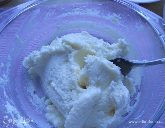 Творог протереть через сито. Если готовите из магазинного крем-сыра, как у меня, то пропустите этот шаг;)