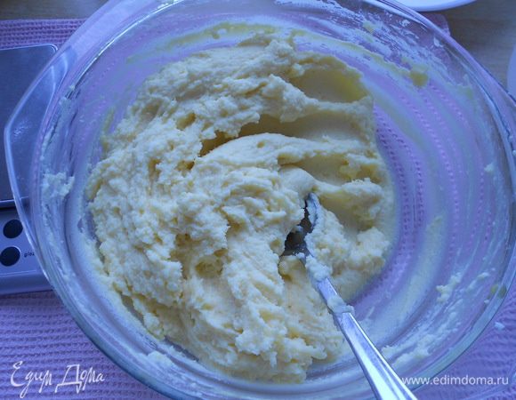 В творог добавить по одному желтки, сахар, муку, тщательно перемешивая или взбивая миксером...