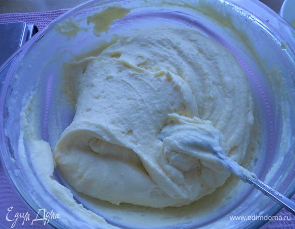 ... туда же выливаем сливки. Включаем духовку на 170"С.