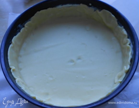 Достать тесто, раскатать между листами пекарской бумаги до толщины около 4 мм. Выпекать будем в форме диаметром 24 см, поэтому раскатывая тесто, учитывайте и высоту бортика:)