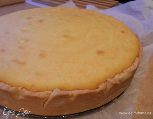 Выложите крем, разровняйте и отправляйте в духовку на средний уровень и не выше! Дальше все зависит от печи.<br />
Как было у меня: 40 мин. при 170"С, 20 мин. при 150"С, 12 мин. при 125"С. Идеально пропекся, хорошо поднялся, не подгорел, слегка зарумянился. Дайте пирогу остыть в духовке с открытой дверцей около часа.