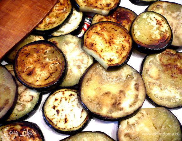 Баклажаны промываем холодной водой, вытираем полотенцем и обжариваем с двух сторон в оливковом масле. Помидоры выкладываем на бумажное полотенце, чтобы лишняя жидкость стекла. Лук-порей обжариваем вместе с чесноком в оливковом масле.