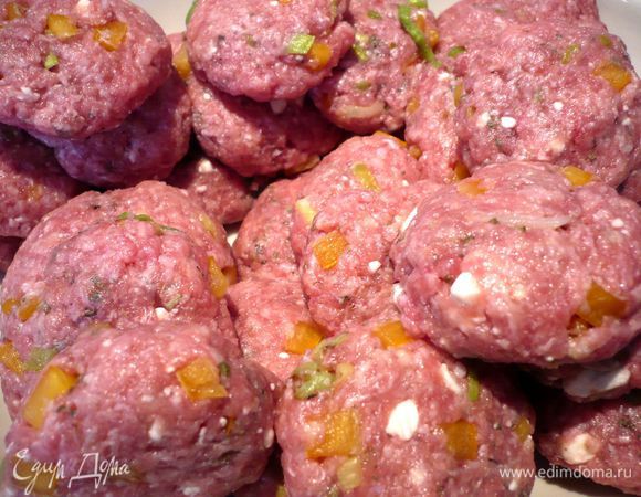 Фарш перемешиваем с брынзой, перцем, яйцом и жареным луком. Добавляем майоран, розмарин, соль и перец. Снова перемешиваем и лепим плоские котлеты.