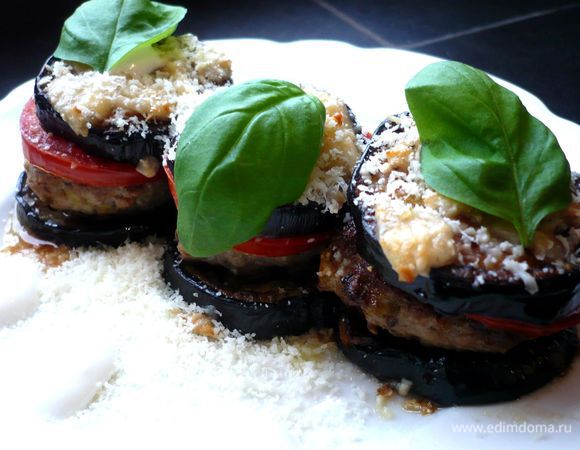 В йогурт добавляем соль и перец по вкусу, лимонный сок, перемешиваем, можно по желанию добавить немного натертого чеснока. Подаем к бургерам. Приятного аппетита!