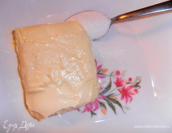 Масло заранее достаём и уже мягкое перемешиваем с сахаром и ванилью.