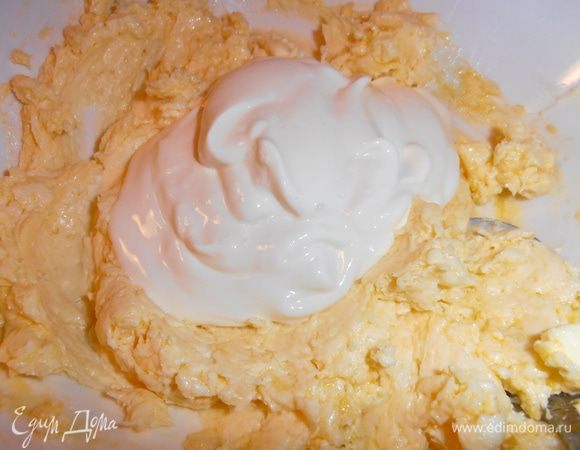 Выкладываем сметану (у меня вышло 240 г),перемешиваем.