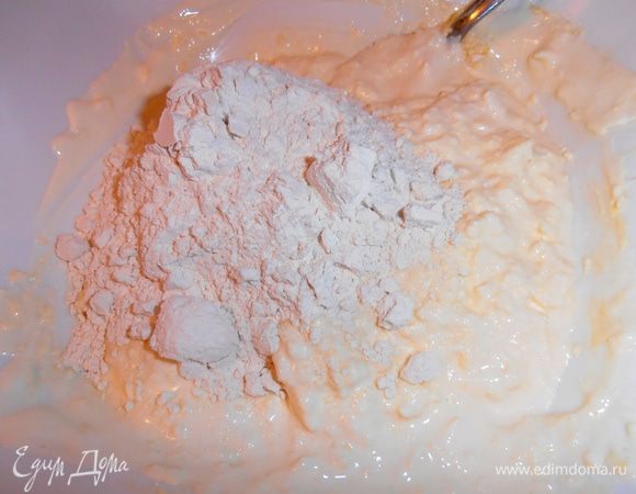 Муку всыпаем по стакану и каждый раз вымешиваем.