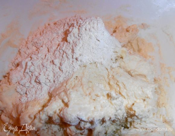 В конце ложкой будет трудно работать,поэтому месим руками. Муки подсыпаем,пока тесто не перестанет липнуть к рукам!