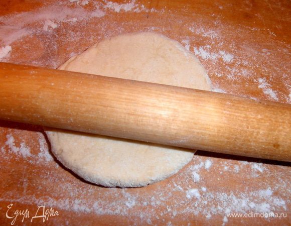 Затем отрезаем шар величиной с апельсин и начинаем раскатывать тесто не очень тонко,иначе начинка не будет держаться.