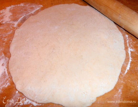 На доску муки ещё уйдёт ложки три...
