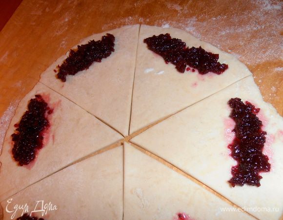 Недалеко от широкого края выкладываем начинку.Я взяла кисленькую смородину,т.к.сверху будет сладкое безе.Всего ушло примерно половина поллитровой банки варенья.