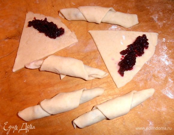 Сворачиваем треугольнички,слегка прижимая. Конец прячем под низ!