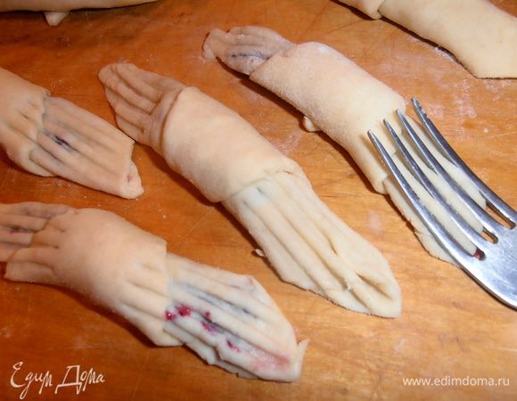 Теперь самое забавное:вилкой прижимаем оба конца рогалика.В этом и есть секрет названия печенья.Имитируем женскую ручку с тонкими пальчиками,а заодно прячем начинку.