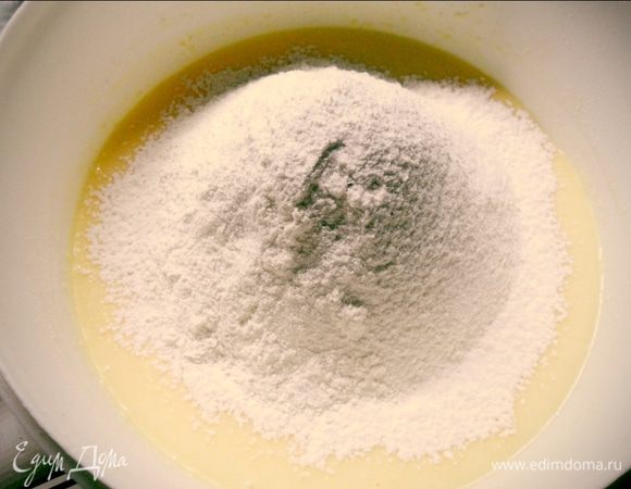 Добавляем просеянную муку и соль