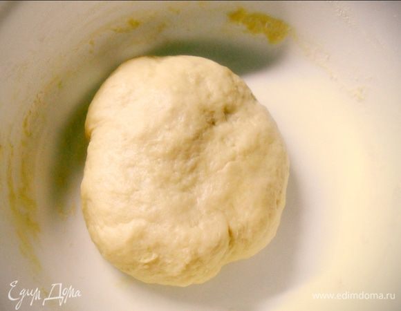 Замешиваем руками гладкое тесто