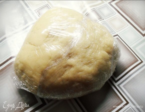 Заворачиваем тесто в пищевую плёнку и прячем в холодильник на минут 30