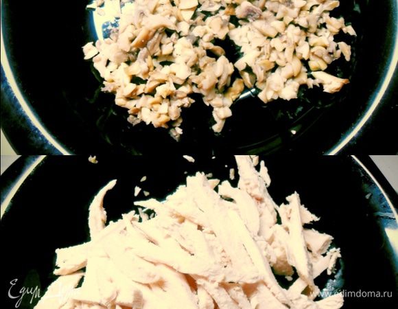 Измельчяем грибы и курицу
Грибы обжариваем с луком. Затем добавляем курицу и обжариваем до золотистого цвета