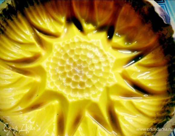 Смазываем форму маслом
Выкладываем  раскатанное тесто в форму и делаем бортики.