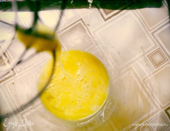 НАЧИНКА
Яйца слегка взбиваем