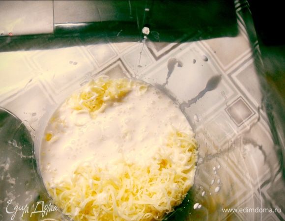 Добавляем тертый на мелкую терку сыр и заливаем сливки.
Всё взбиваем миксером на маленькой скорости. 


Заливаем наш пирог готовой заливкой и ставим в разогретую до 180 гр. духовку на 40 -45 минут